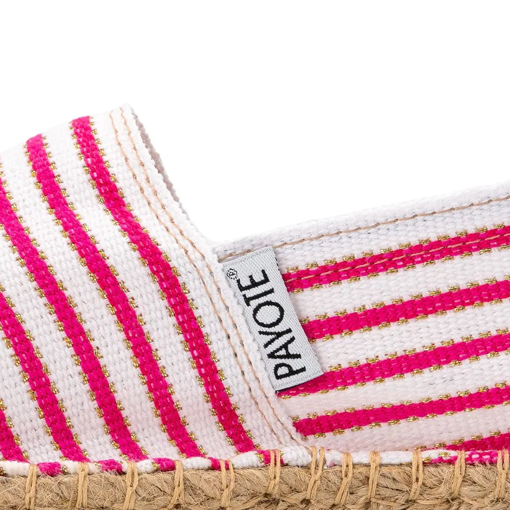 Zoom sur l'étiquette de l'espadrille blanche rayée fuchsia