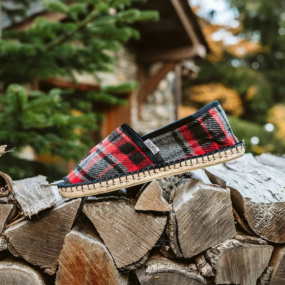 Chaussons à carreaux rouges et gris