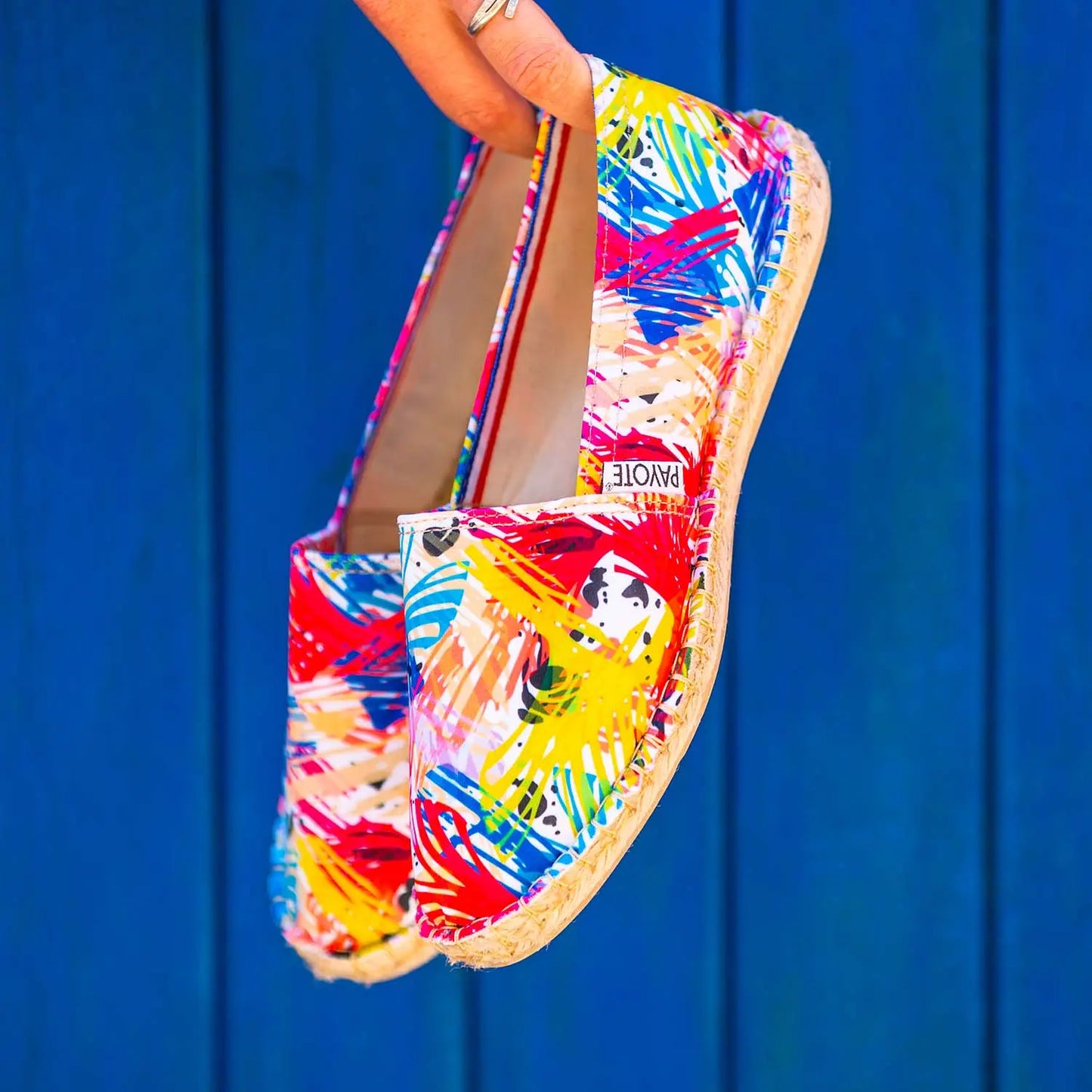 Espadrille multicolore portée en situation