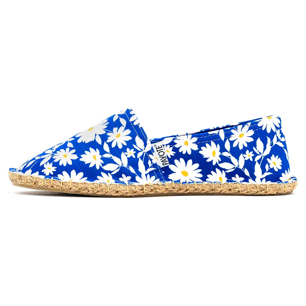 Espadrille bleue à fleurs blanches