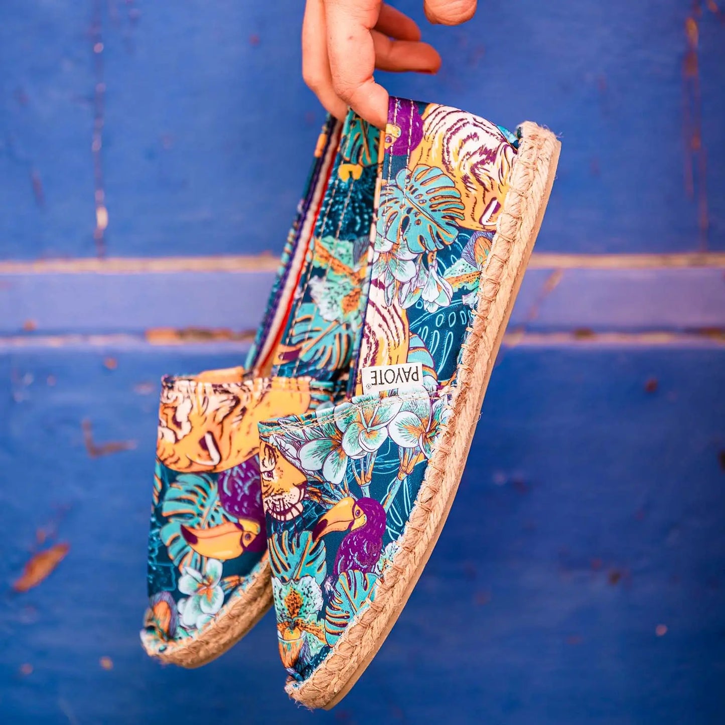 Espadrille bleue à l'imprimé toucans et tigres