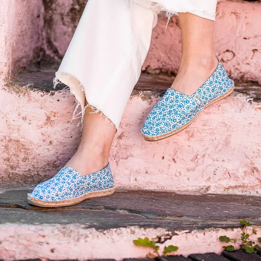 Espadrille blanche à fleurs bleues