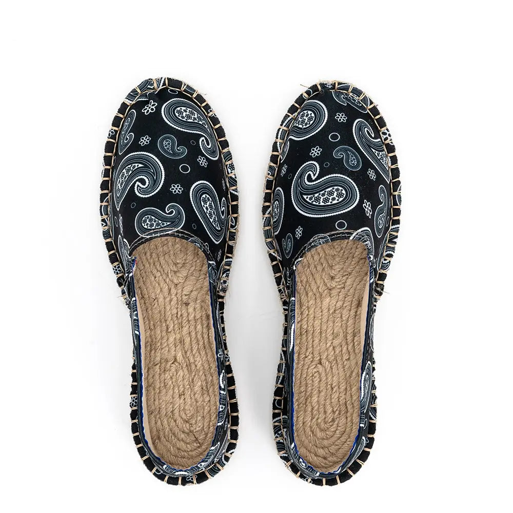 Vue de haut de l'espadrille au motif paisley noir