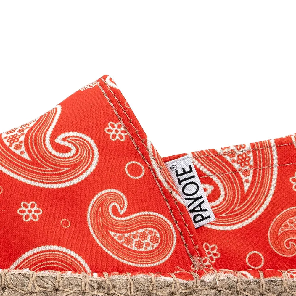 Zoom sur l'espadrille paisley rouge