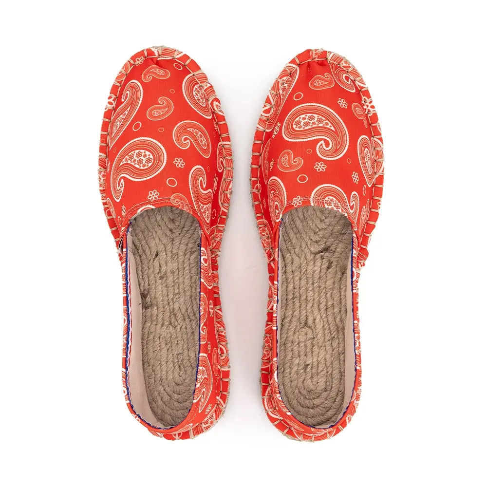 L'espadrille paisley rouge invite les seventies à vos pieds